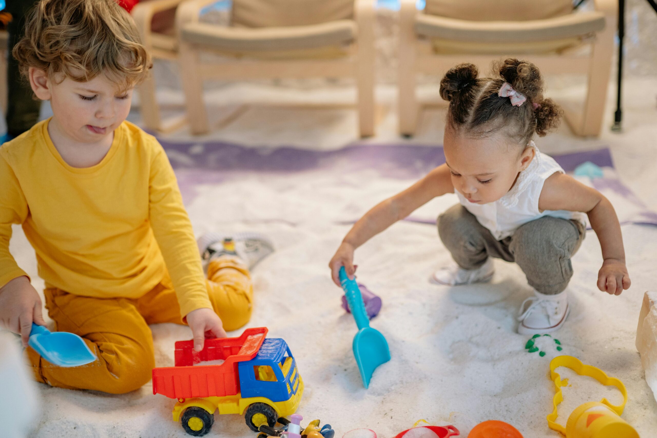 Zwei Kinder spielen gemeinsam und lachen miteinander